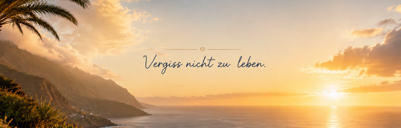 Vergiss nicht zu leben Auf der Webseite „Kompass fürs Leben” sehen wir das Startbild. Hier ist ein Teil der Insel La Palma mit einem Sonnenuntergang zu sehen.